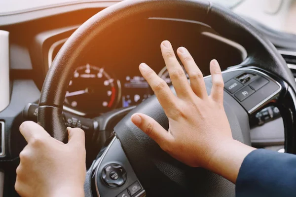 homme-poussant-klaxon-conduisant-assis-volant-appuyez-klaxon-voiture-pour-avertir-autres-personnes-dans-concept-circulation_109549-3886.jpg homme-poussant-klaxon-conduisant-assis-volant-appuyez-klaxon-voiture-pour-avertir-autres-personnes-dans-concept-circulation_109549-3886.jpg